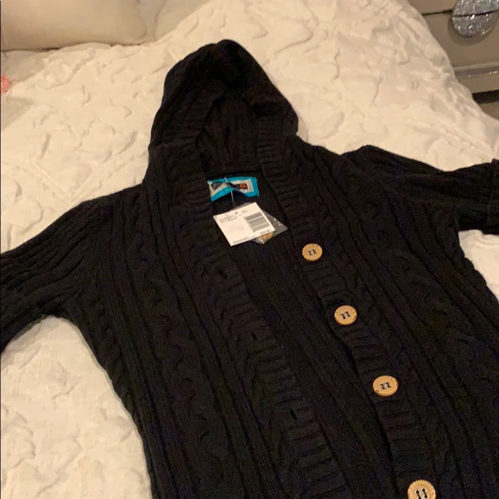 new Long sweater with short sleeves in blackcolor.